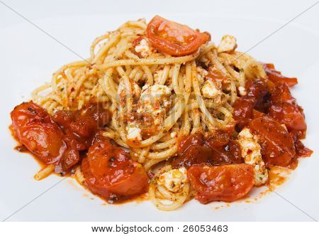 Spagheti italiano pasta con salsa di pomodoro e formaggio, non isolato