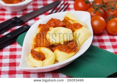Italienske tortellini pasta i basilico og tomat sauce