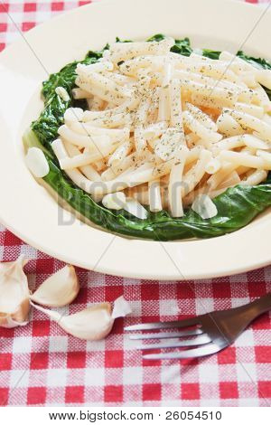 Italské makarony těstoviny s česnekem a bílá řepa