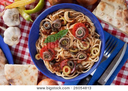Spaghetti a La jak usmażyć z anchois, kapary, pomidory i oliwki