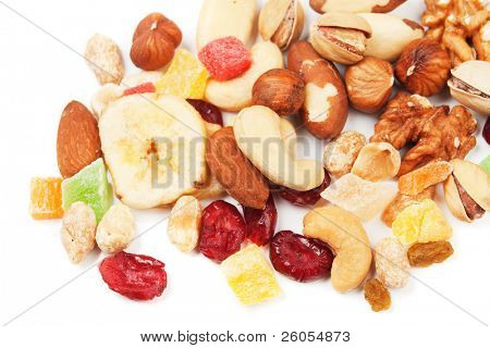Mezcla de frutas secas y nueces, aisladas sobre fondo blanco