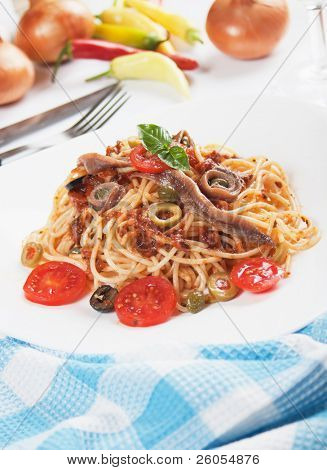 Spaghetti a La jak usmażyć z anchois, kapary, pomidory i oliwki