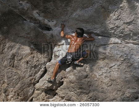 hombre climing piedra caliza Tailandia