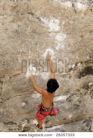 hombre climing piedra caliza Tailandia