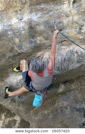  hombre llega a Tailandia de piedra caliza de alpinismo de clip
