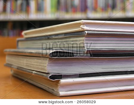  zbliżenie niektórych książek w bibliotece