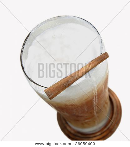 ledové cappuccino na bílém pozadí