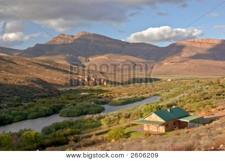 Landschaft - Landhaus nahe Bergsee. Südafrika