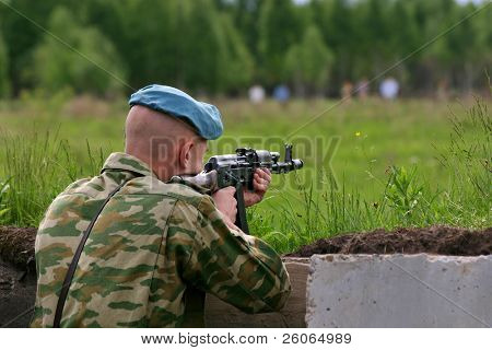 soldat i camouflage uniform med Kalashnikov skydning