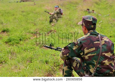 soldat i camouflage uniform med Kalashnikov