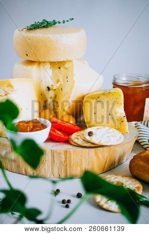 Assorted Cheeses Cachotta With Jam, Tomatoes And Crackers