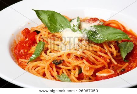 Vers gekookt plaat van spaghetti met tomatensaus en oregano