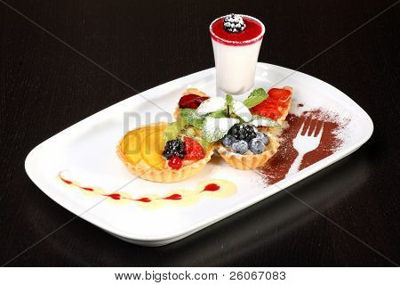 Misto deserto piatto con bacche panacotta ed estate