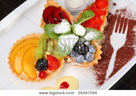 Misto deserto piatto con bacche panacotta ed estate