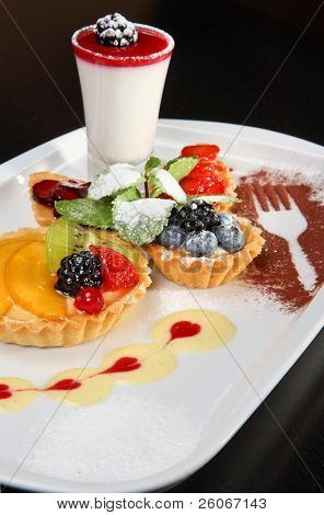 Misto deserto piatto con bacche panacotta ed estate