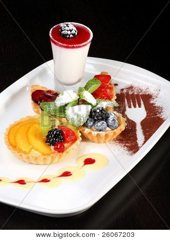  Misto deserto piatto con bacche panacotta ed estate
