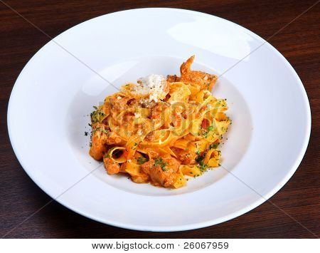 Piatto di pasta italiana (Tagliatelle con ragù di coniglio)