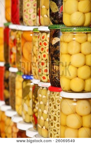 Marché aux légumes au Maroc : marinés, olives et légumes