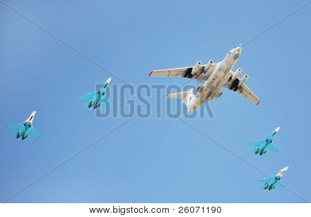 Moskva - 9. května: Ruské letectvo letadla (vzdušné včasné varování AWACS a stíhaček Su-27) na