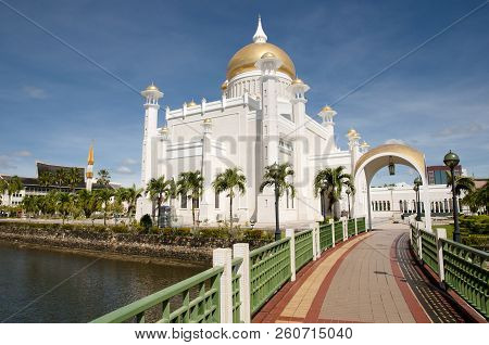 Sultan Omar Ali Saifuddin Mosque - Brunei