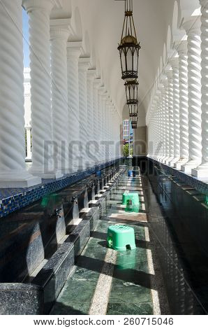 Sultan Omar Ali Saifuddin Mosque - Brunei