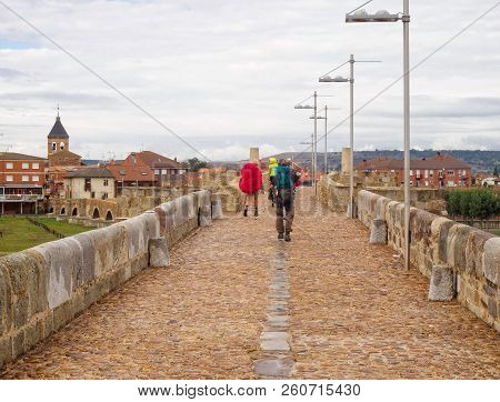 Pilgrims Walk On The 13th Century Medieval Bridge Over The Orbigo River - Hospital De Orbigo, Castil
