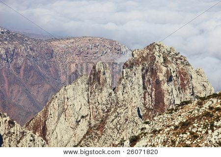 Bjergene øen Socotra i skyerne