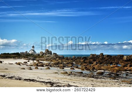 Phare de Pontusval, small lighthouse in the rocks on the beach at Brignogan-Plage, Brittany, France