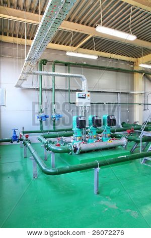 Buizen en pijpen, machines op fabriek pumphouse