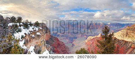 Grand Canyon vista panoramica in inverno con la neve e il cielo azzurro.