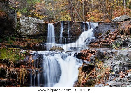 Vandfald med træerne og klipperne i bjerget i efteråret. Fra Pennsylvania Dingmans Falls.