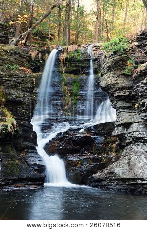 Vandfald med træerne og klipperne i bjerget i efteråret. Fra Odder Falls Pennsylvania Dingmans Falls.