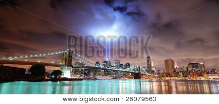 New York City, ny Sept. 11: Lichtstrahlen Leuchten am Ground Zero in Erinnerung an Welt Handel Zentrum des
