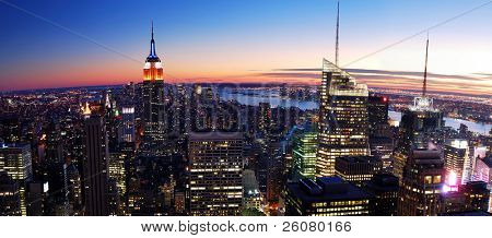 NEW YORK CITY, NY - 13 novembre: skyline di New York City al crepuscolo del 13 novembre 2010. New York City è un 