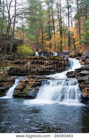 Vandfald med træerne og klipperne i bjerget i efteråret. Fra Pennsylvania Dingmans Falls.