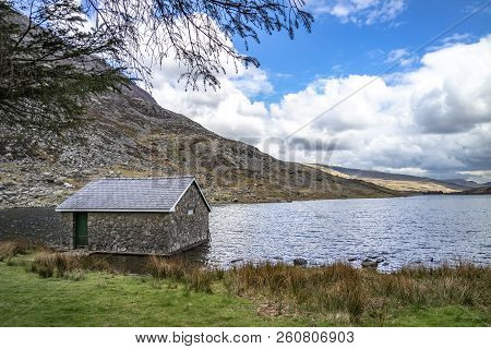 Rotten Cottage At Ogwen Valley With Llyn Ogwen In Snowdonia, Gwynedd, North Wales, Uk - Great Britai