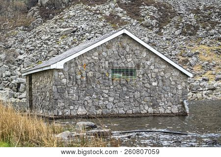 Rotten Cottage At Ogwen Valley With Llyn Ogwen In Snowdonia, Gwynedd, North Wales, Uk - Great Britai