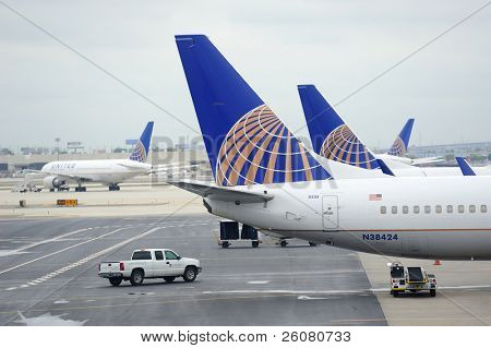 NEWARK, NJ - Ekim 5: United Havayolları Logo uçak kuyruk kanadı Havalimanı 5 Ekim 2011 Newa üzerinde