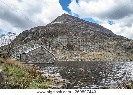 Rotten Cottage At Ogwen Valley With Llyn Ogwen In Snowdonia, Gwynedd, North Wales, Uk - Great Britai