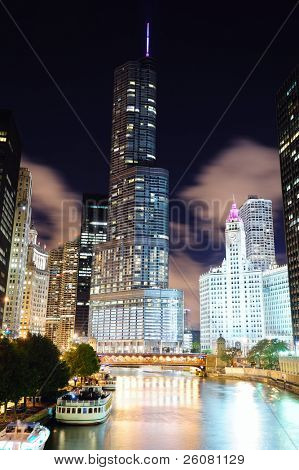 CHICAGO, IL - 1 okt: Trump Tower Chicago på natten den 1 oktober 2011 i Chicago, Illinois. På dess 