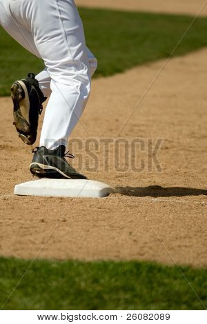 Hráč baseballu značky první metu na cestě do druhého.