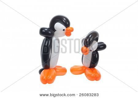 Snoet ballon pingvin par isoleret på hvid