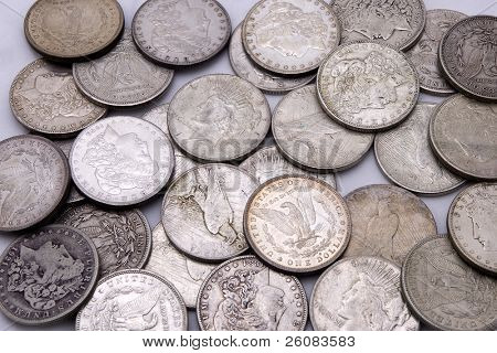 Zblízka stříbrných dolarů v hromadě