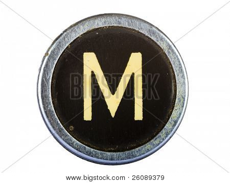 Lettera di macchina da scrivere vintage M isolata on white