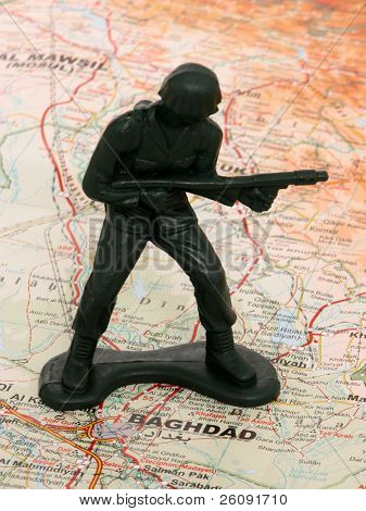 謎に包まれた緑軍男立って地図イラク