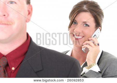 Businesswoman บนโทรศัพท์มือถือ  เน้นผู้หญิง  ชายที่อยู่เบื้องหน้าหลุดโฟกัส