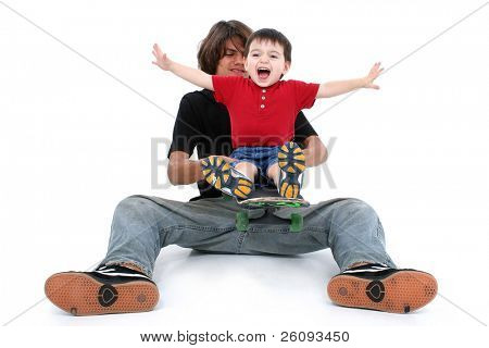 Ragazzo adolescente e bambino ragazzo giocando insieme a Skateboard. Girato in studio sopra bianco.