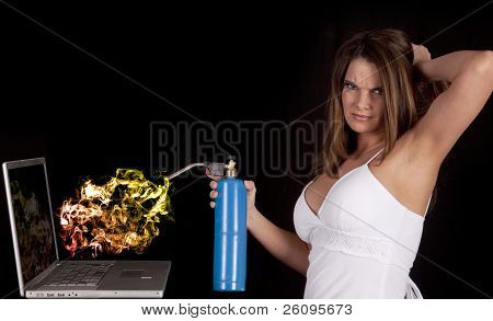 Kvinde Torching Computer