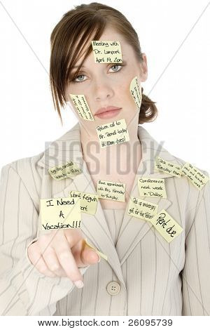 Mladá žena s sticky notes celého obličeje.  Poznámka: předem říká, 