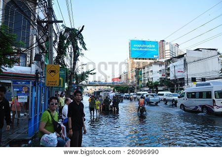 BANGKOK, THAILAND - 04 NOVEMBER:: Zware overstromingen van moesson regen in Ayutthaya en noorden Thailan